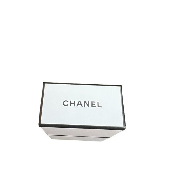 CHANEL Small Gift Box - Picture 2 of 9